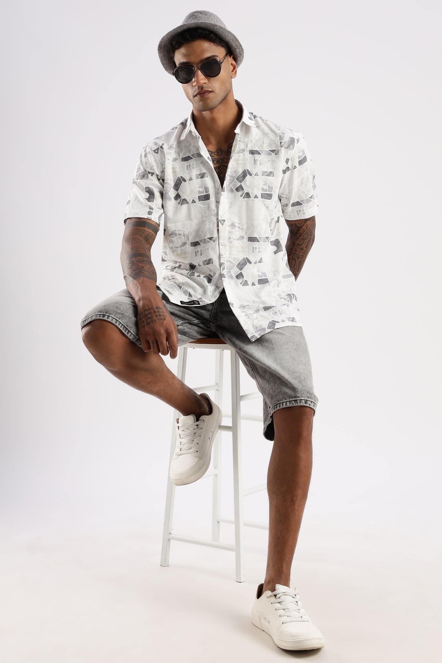 Men’s Monochrome Geo Print Short-Sleeve Shirt – White/Grey