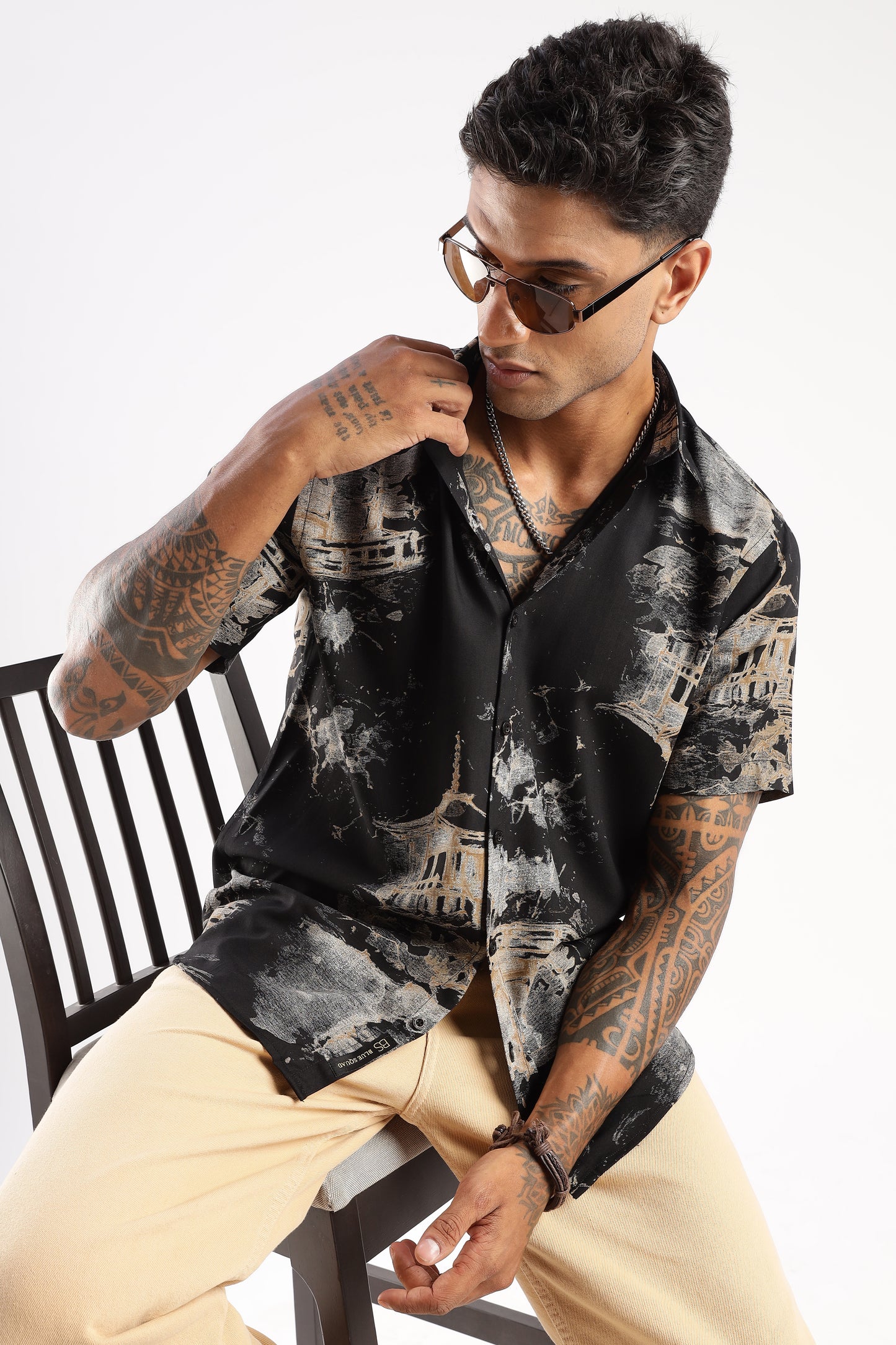 Men’s Ink-Wash Pagoda Landscape Short-Sleeve Shirt – Black/Sand