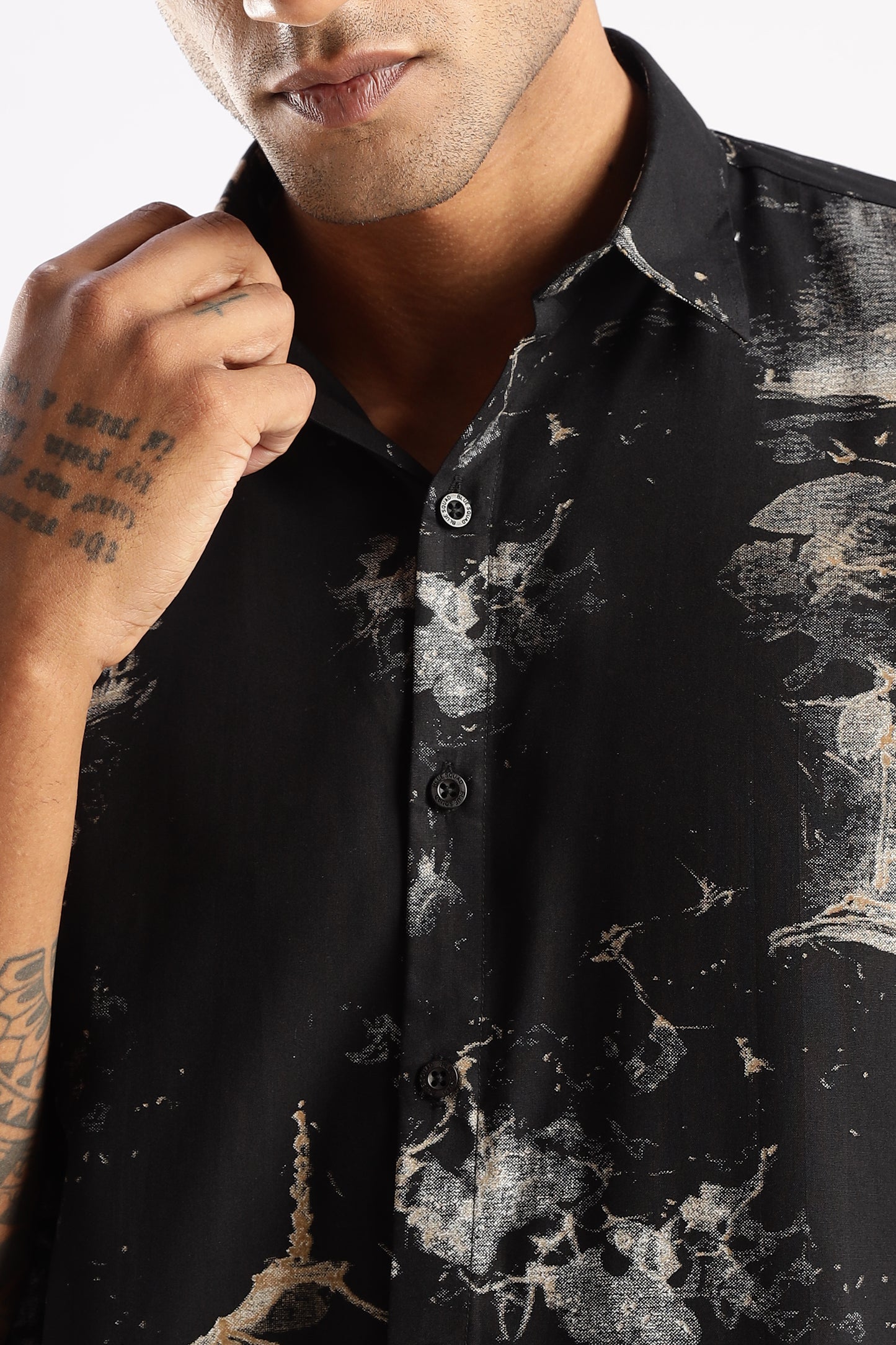 Men’s Ink-Wash Pagoda Landscape Short-Sleeve Shirt – Black/Sand