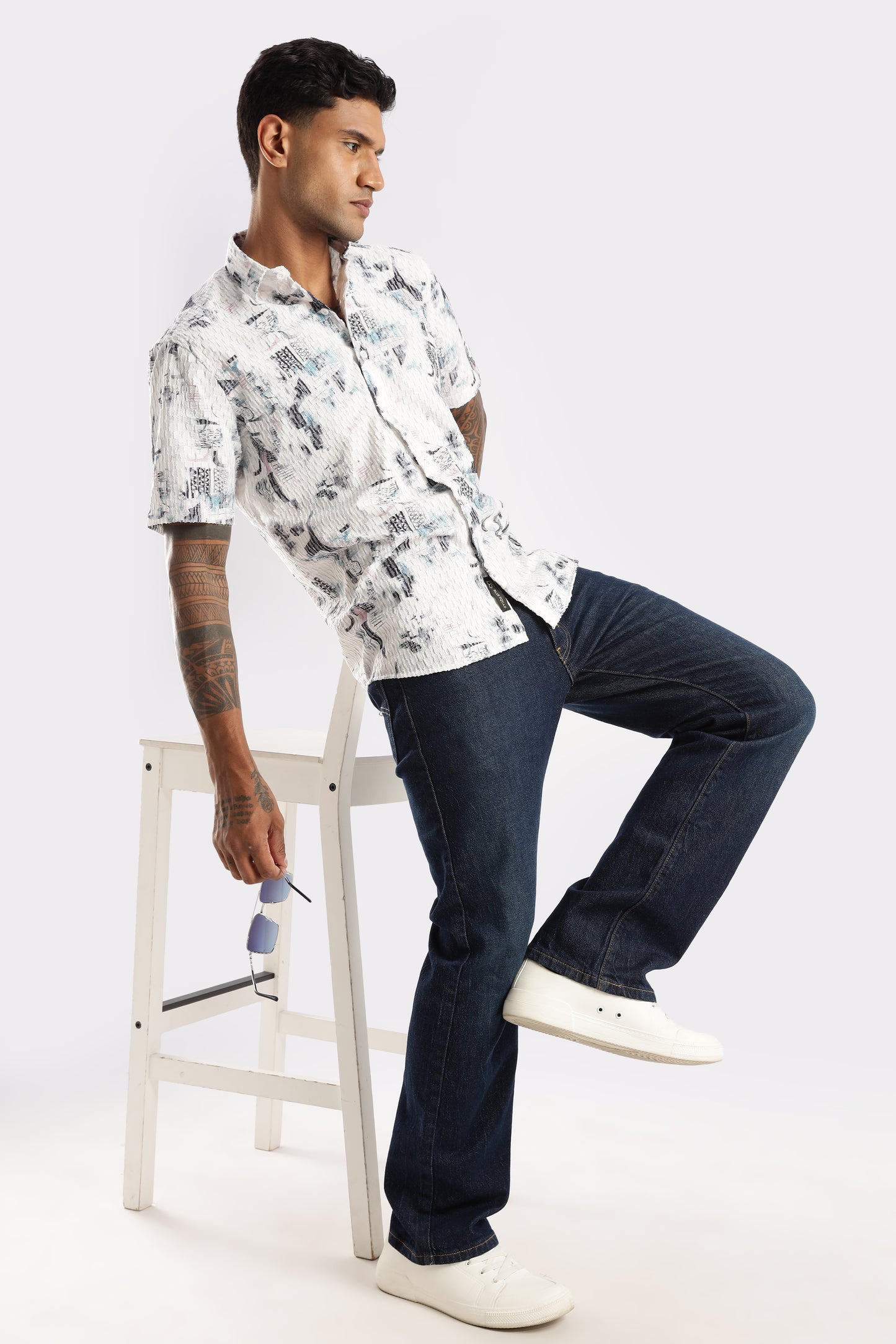 Men’s Seersucker-Texture Abstract Print Short-Sleeve Shirt – White/Teal