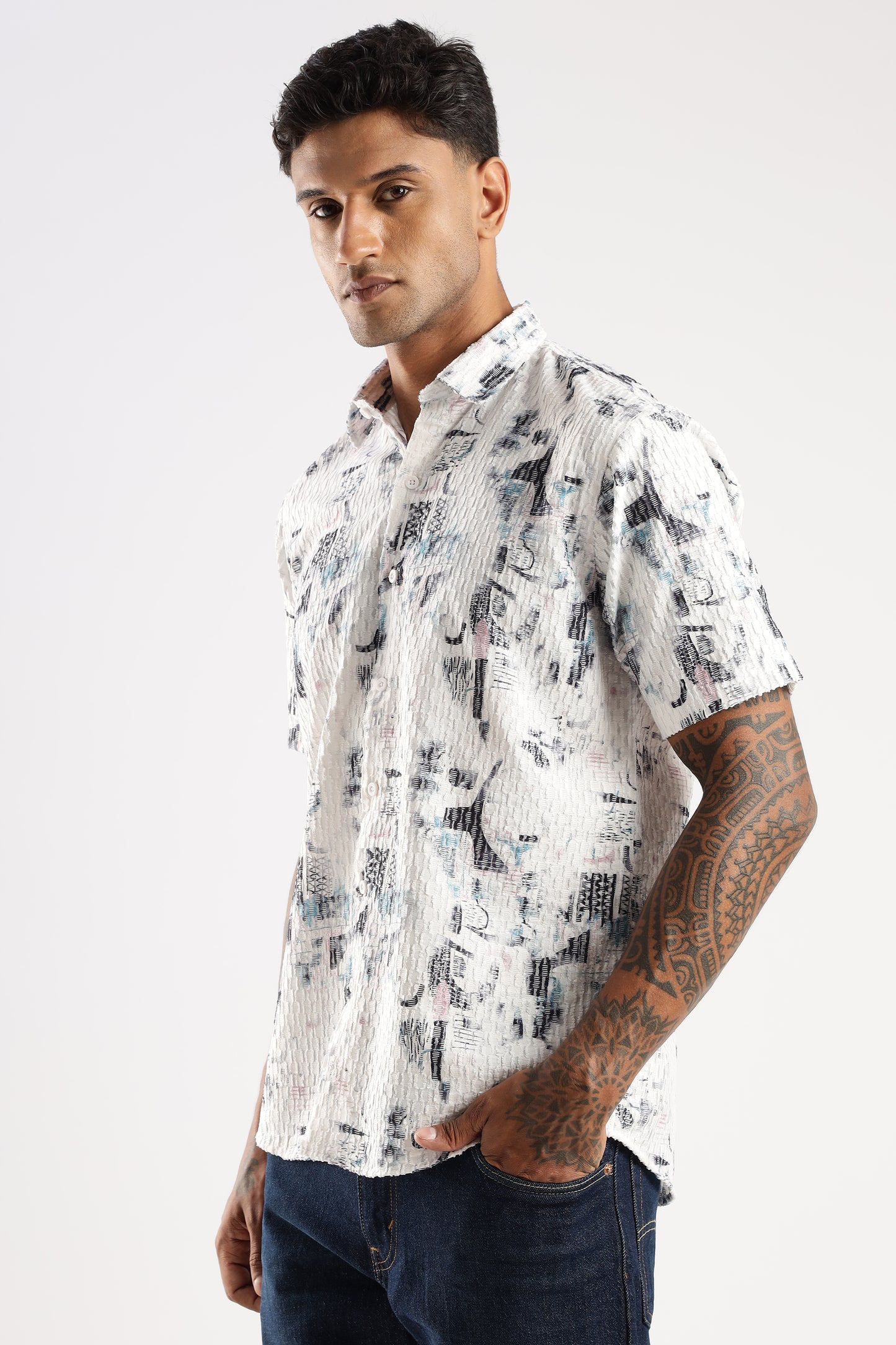 Men’s Seersucker-Texture Abstract Print Short-Sleeve Shirt – White/Teal