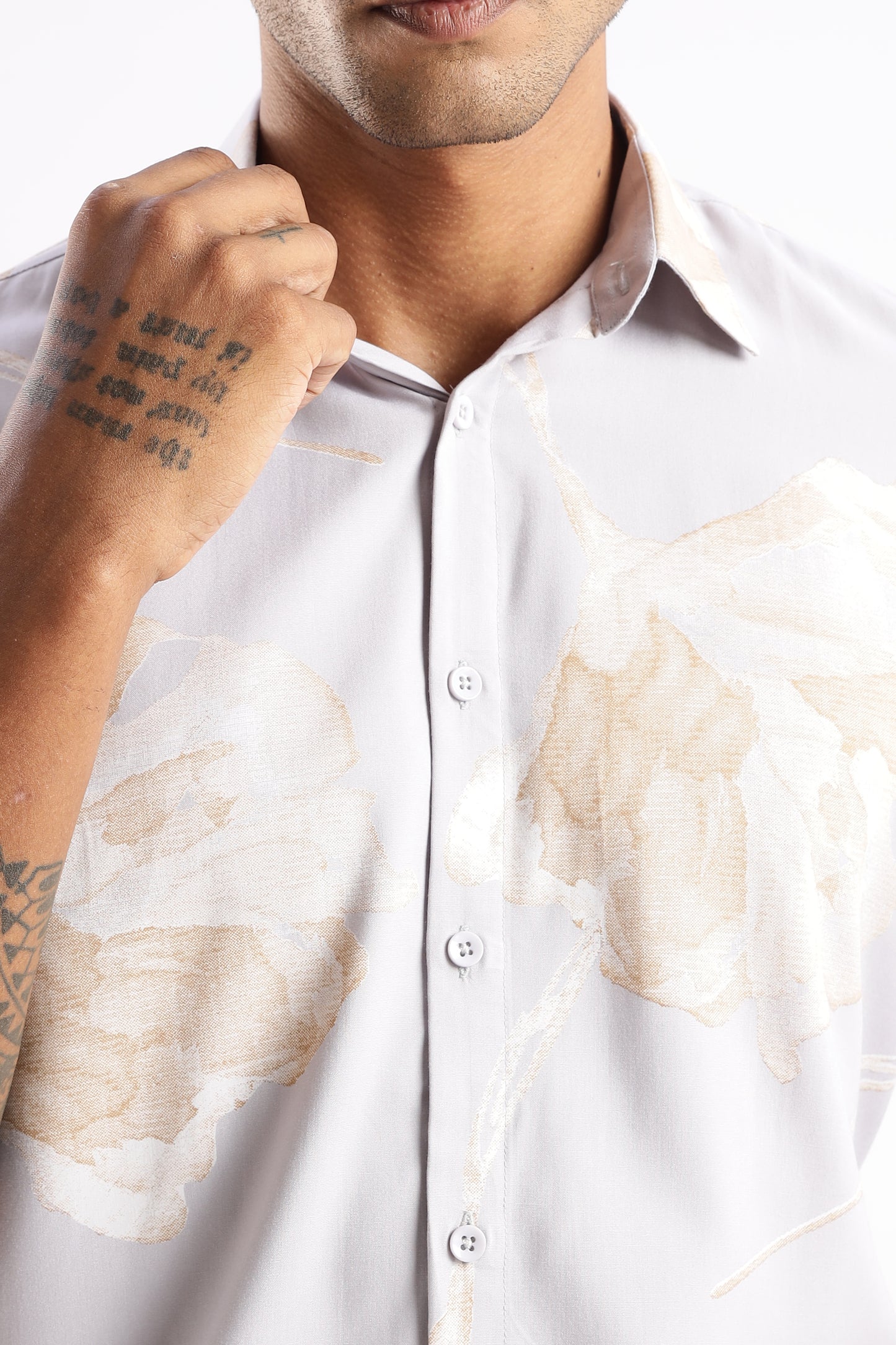 Men’s Minimal Botanical Placement Button-Down – Short Sleeves