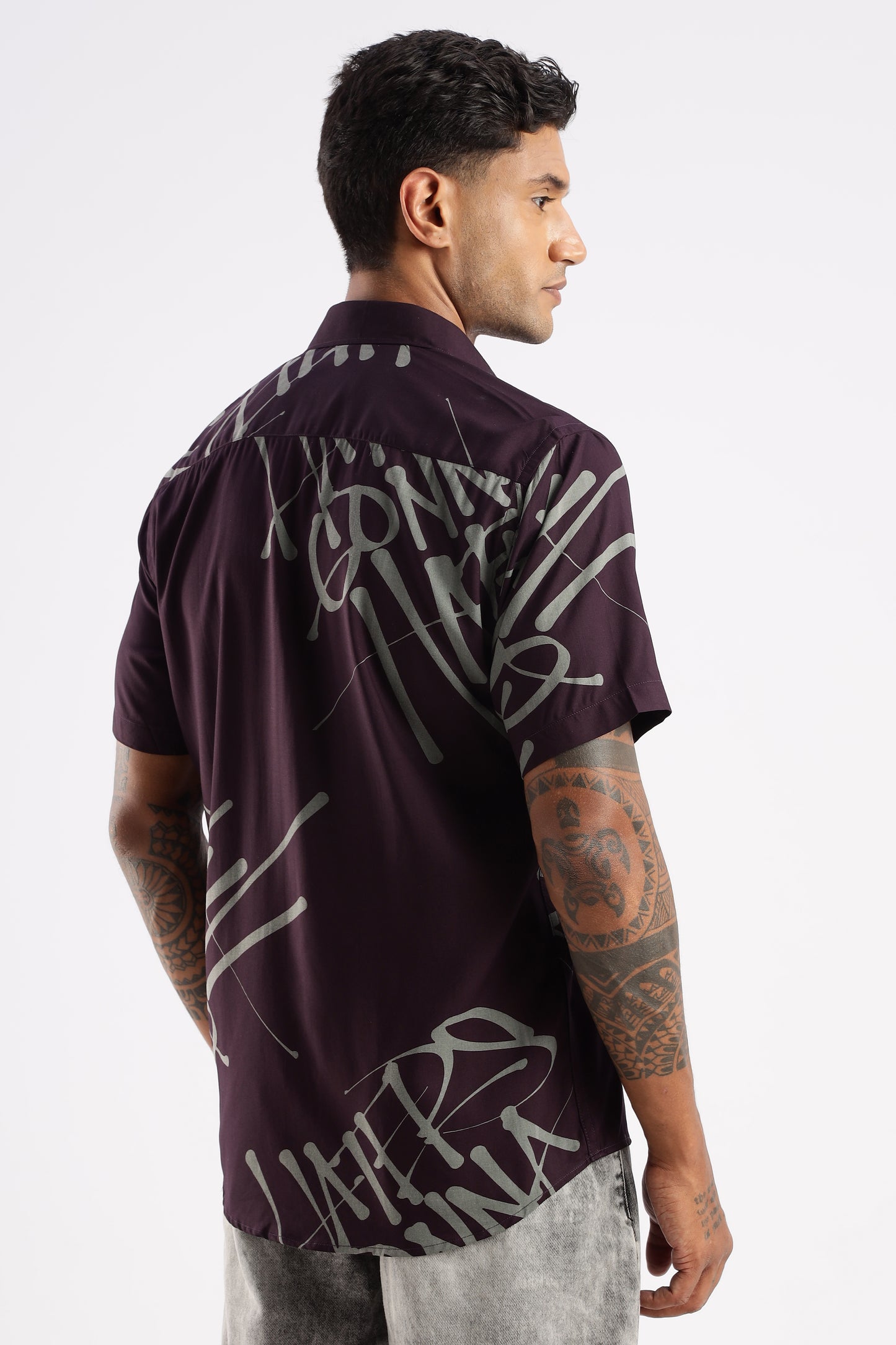 Men’s Graffiti Placement Print Short-Sleeve Shirt – Wine/Grey