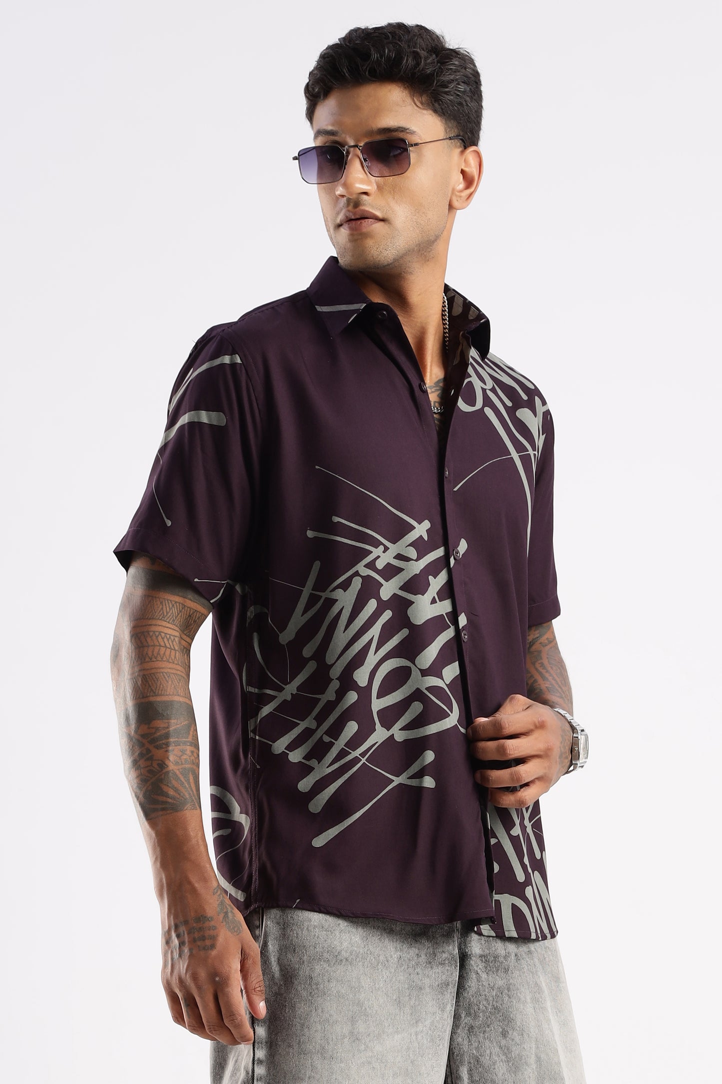Men’s Graffiti Placement Print Short-Sleeve Shirt – Wine/Grey