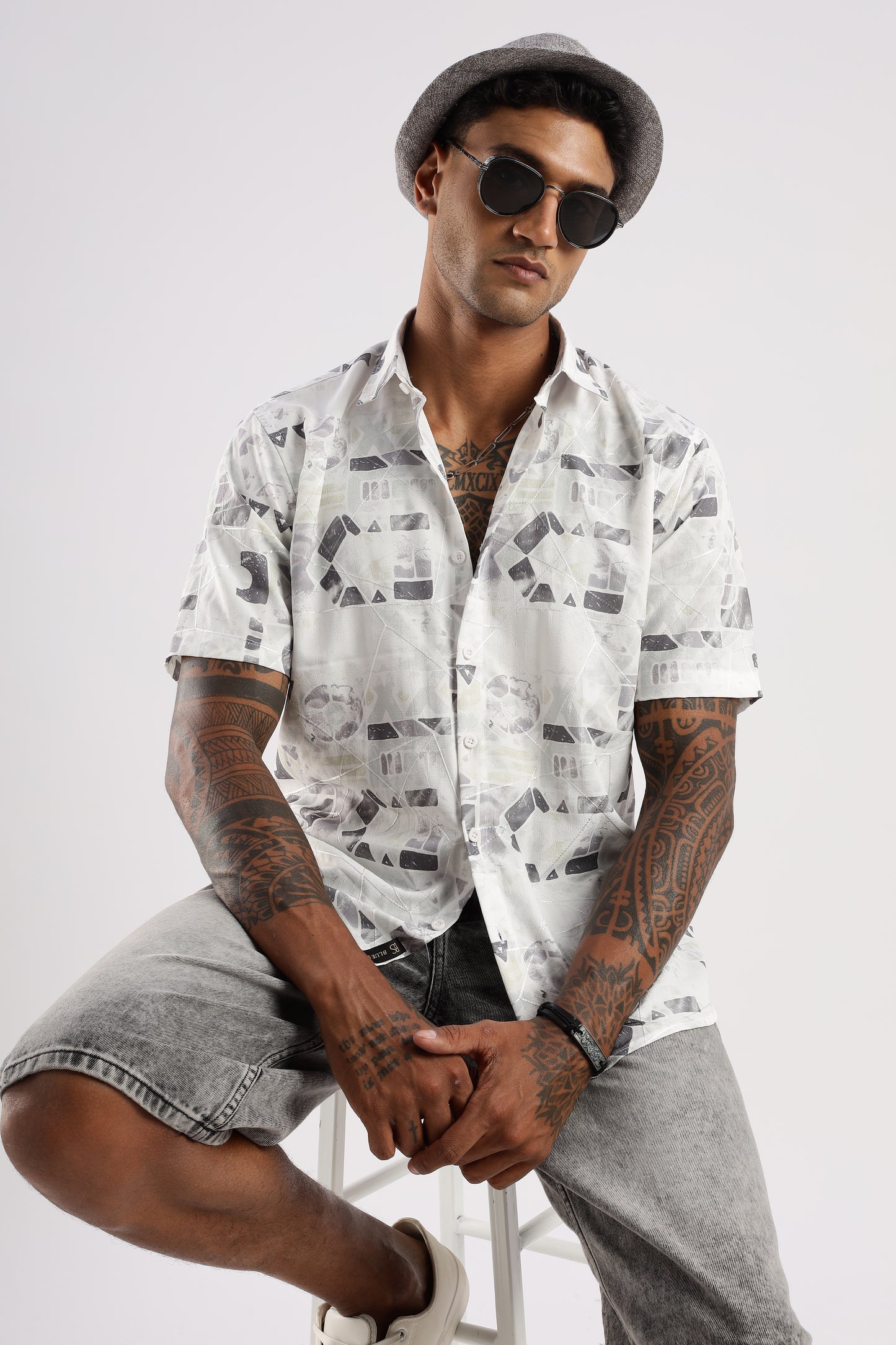 Men’s Monochrome Geo Print Short-Sleeve Shirt – White/Grey
