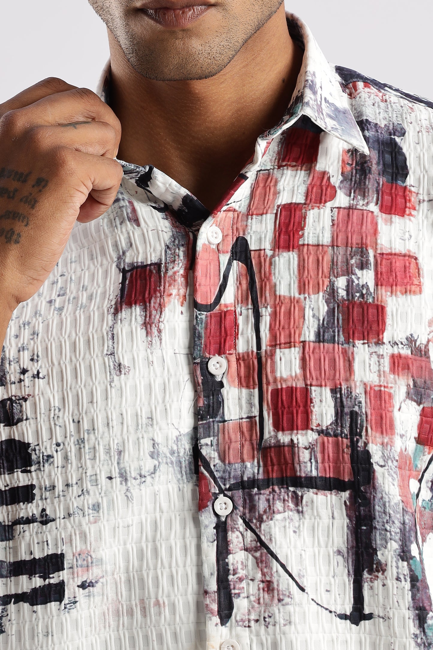Men’s Painterly Checker Art Print Short-Sleeve Shirt – White/Red