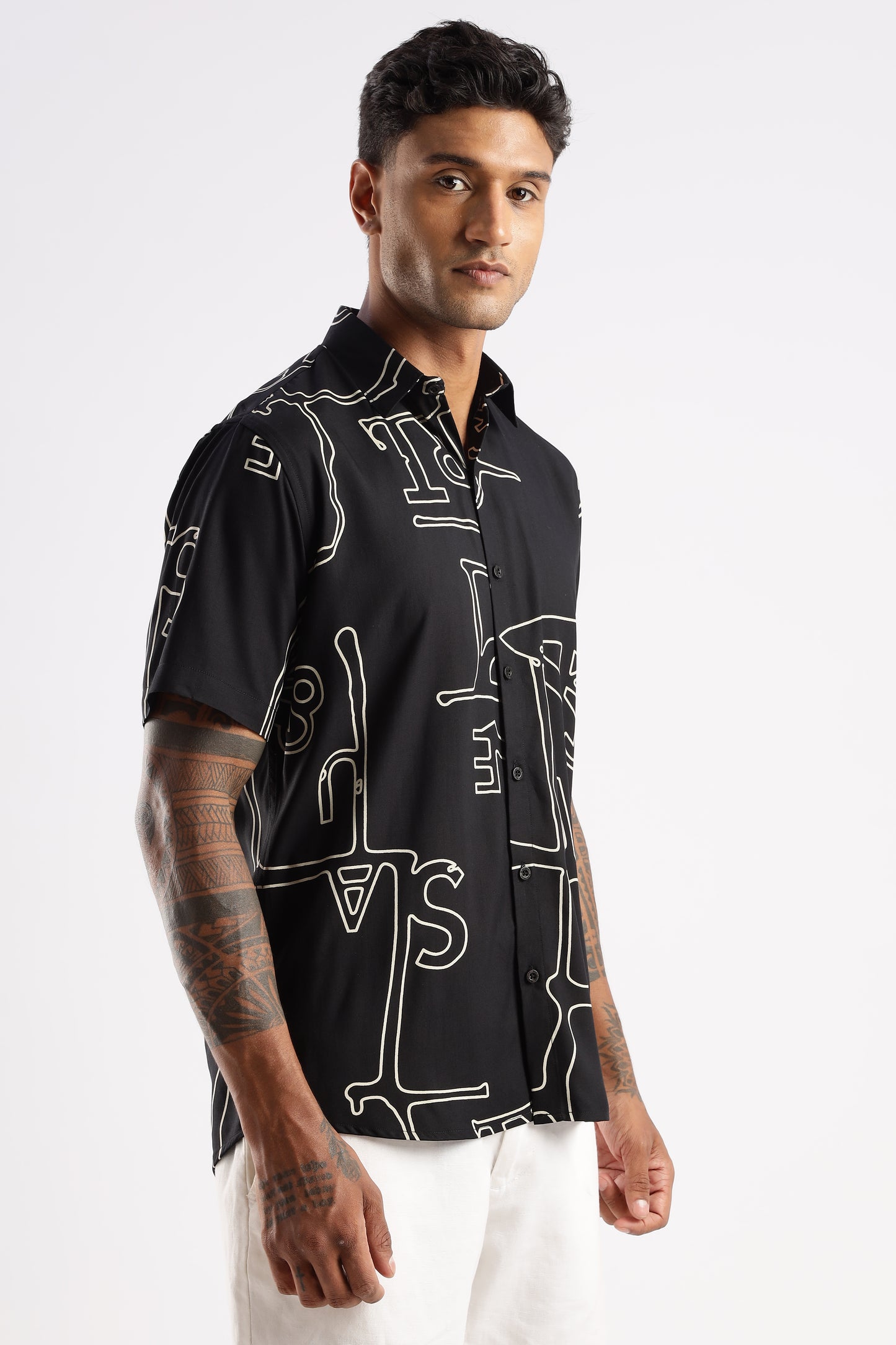 Men’s Oversized Line-Art Typography Short-Sleeve Shirt