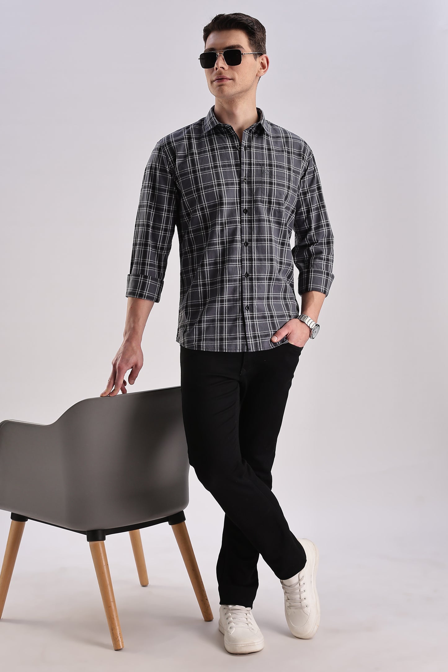 Men’s Classic Plaid Long-Sleeve Shirt – Charcoal & White