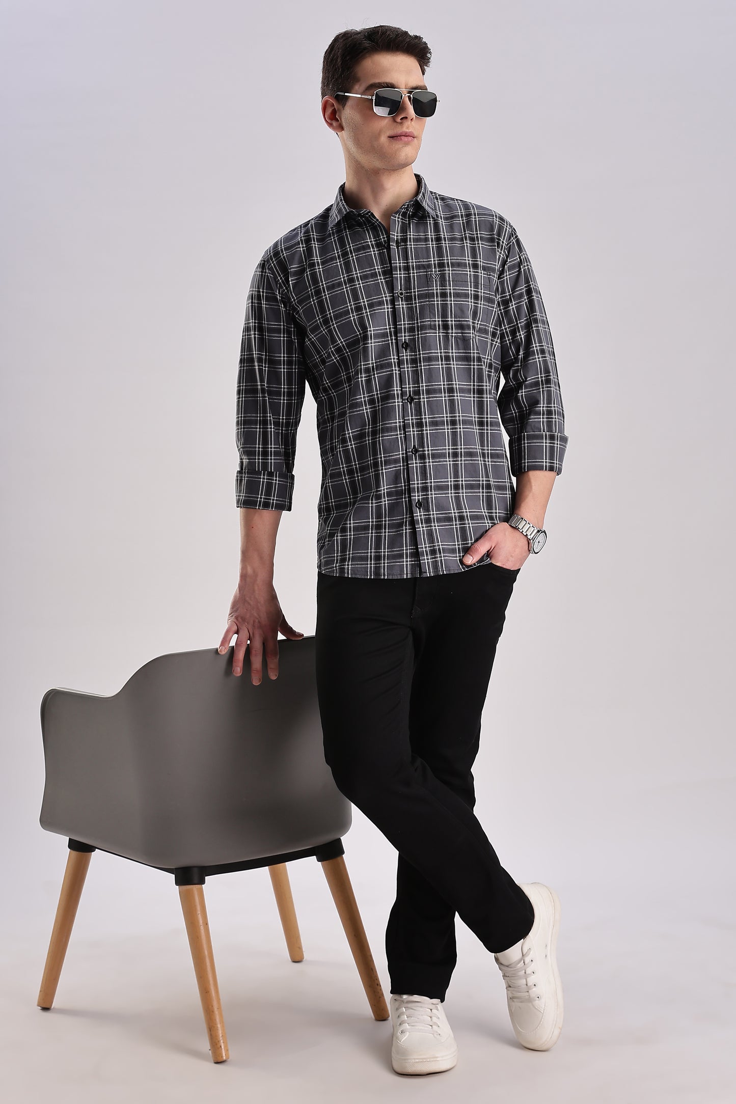 Men’s Classic Plaid Long-Sleeve Shirt – Charcoal & White