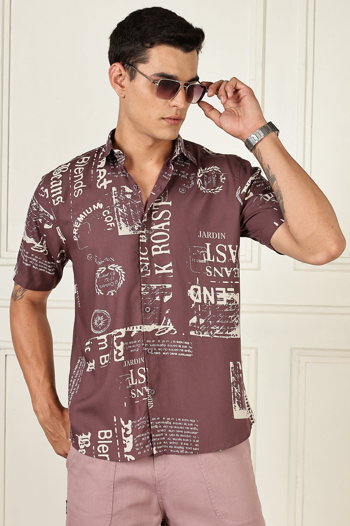 Men’s Coffee Newspaper Typography Print Short-Sleeve Shirt – Mauve/Ivory