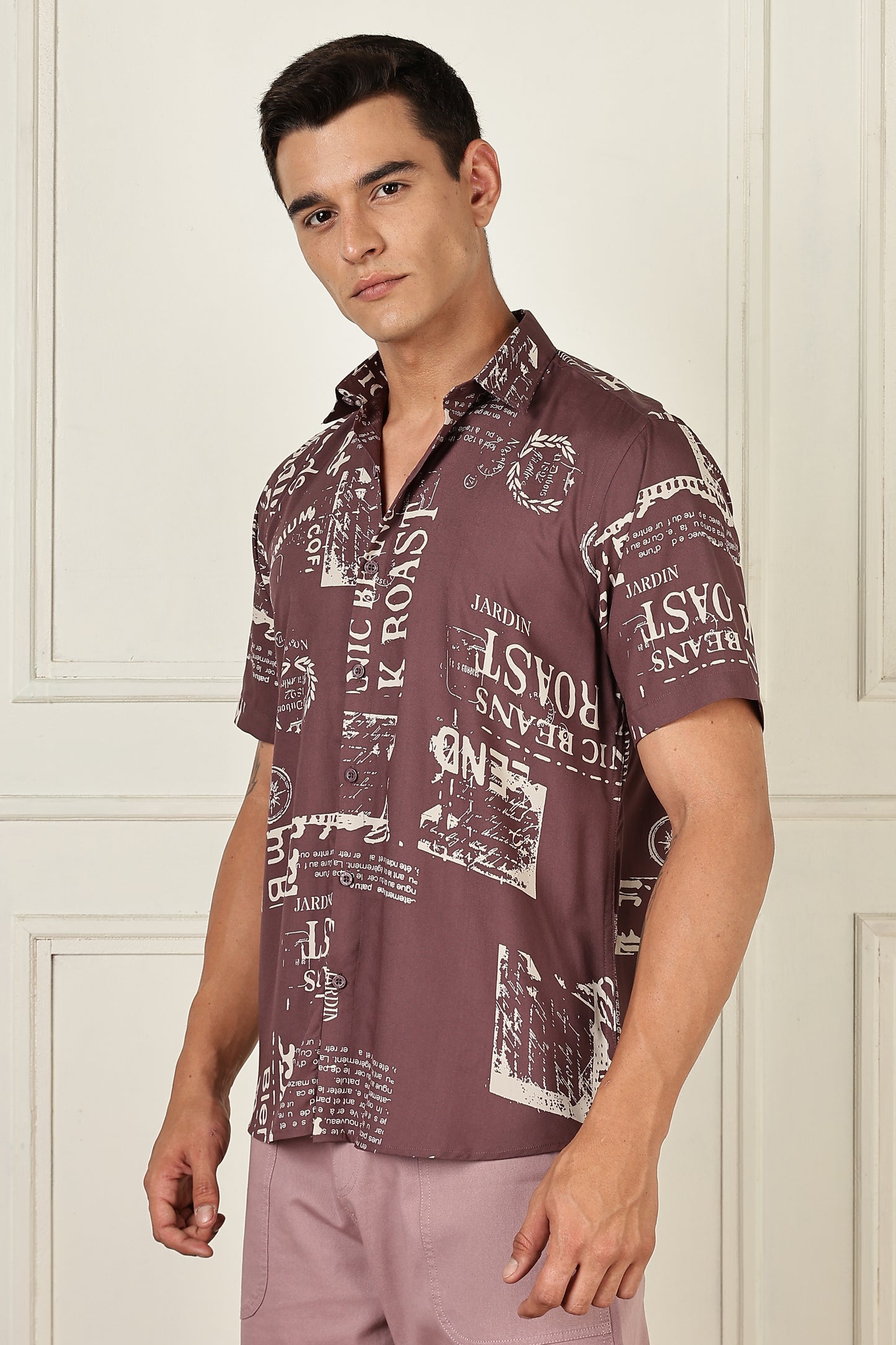 Men’s Coffee Newspaper Typography Print Short-Sleeve Shirt – Mauve/Ivory