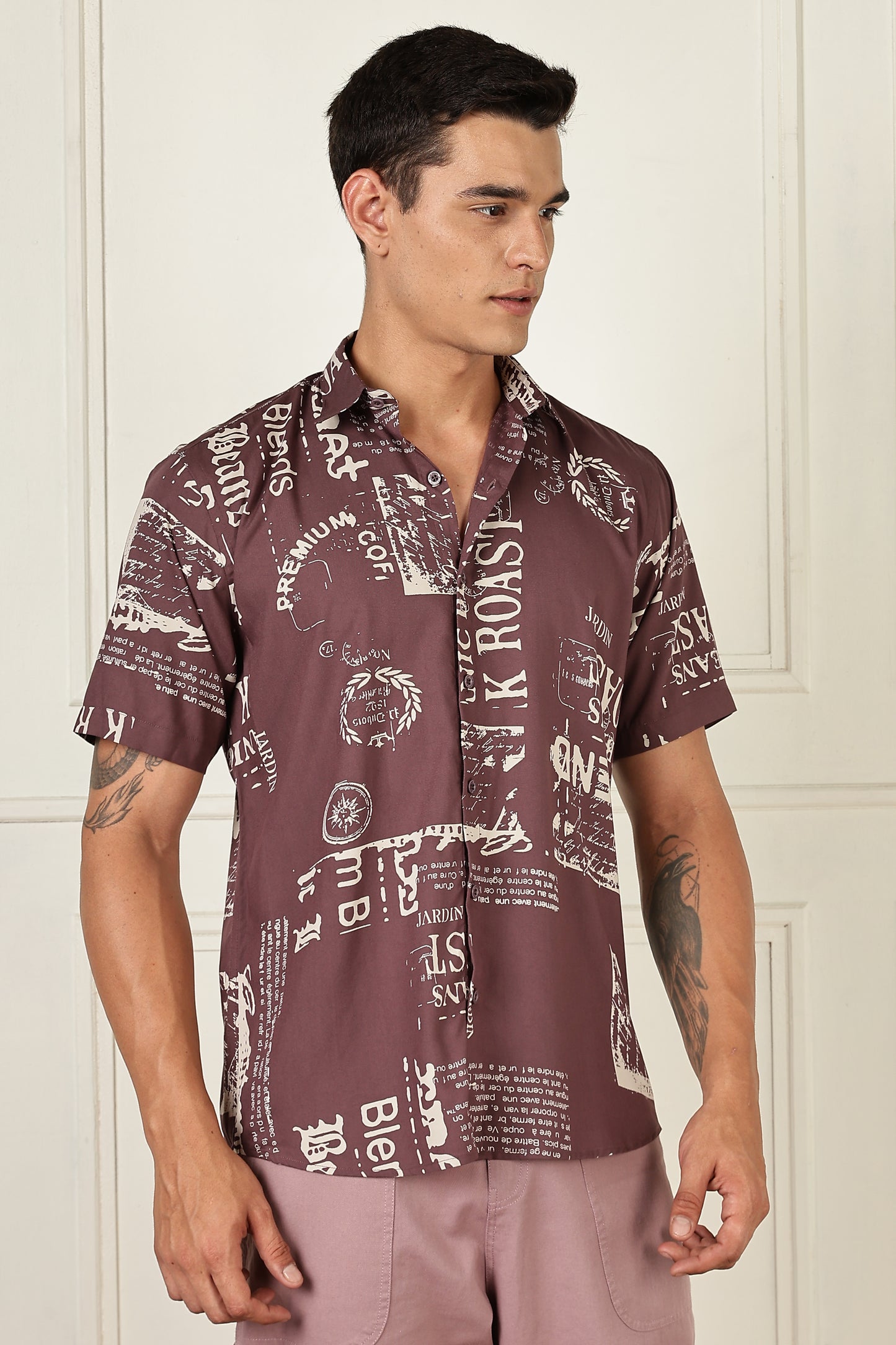 Men’s Coffee Newspaper Typography Print Short-Sleeve Shirt – Mauve/Ivory