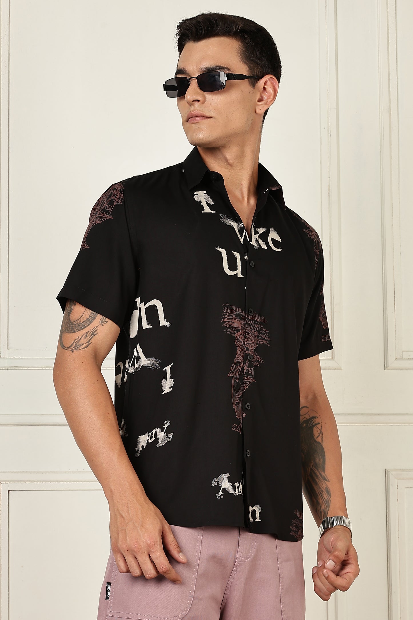 Men’s Distressed Typography Print Short-Sleeve Shirt – Black/Rose