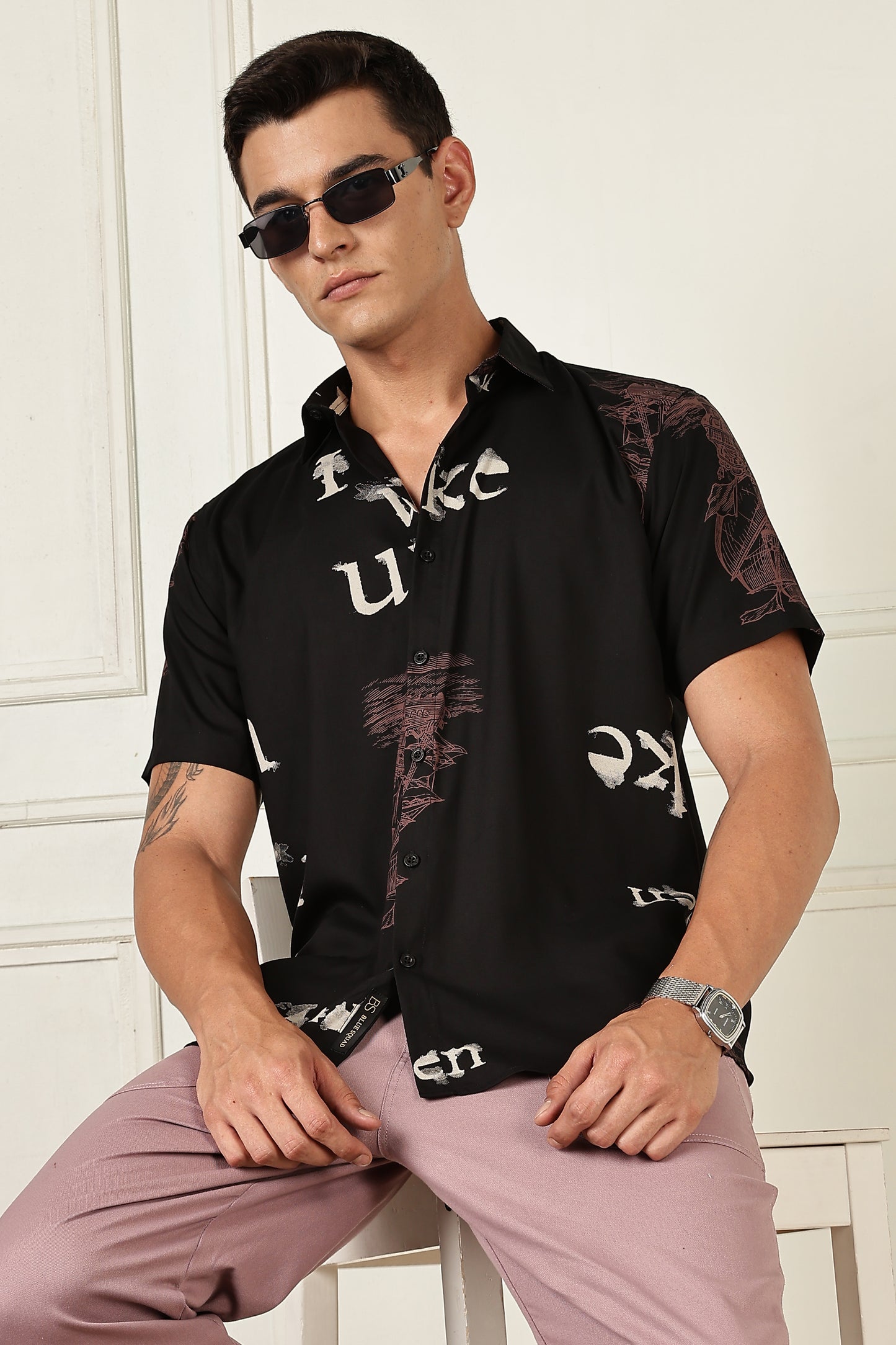 Men’s Distressed Typography Print Short-Sleeve Shirt – Black/Rose