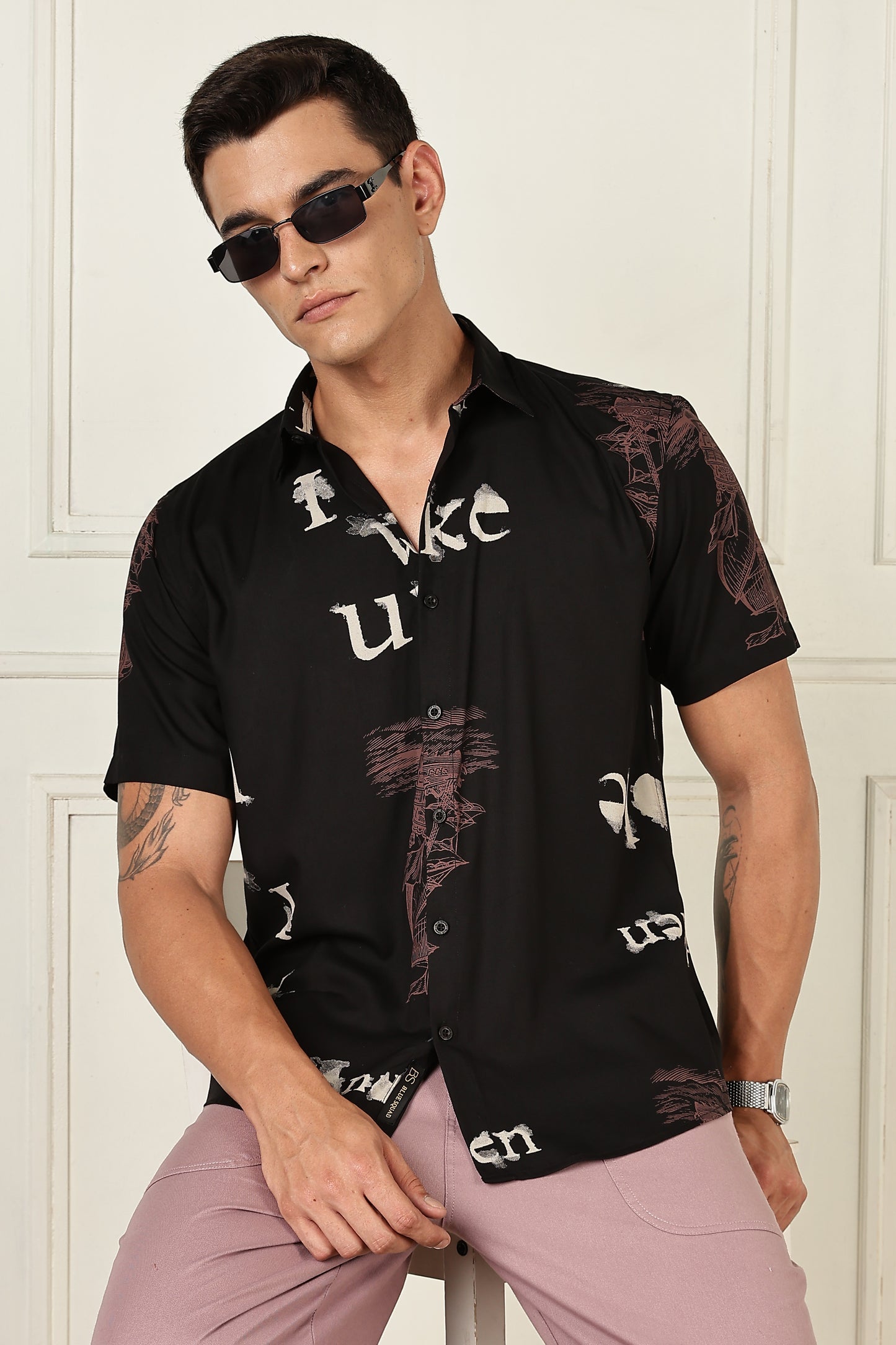 Men’s Distressed Typography Print Short-Sleeve Shirt – Black/Rose