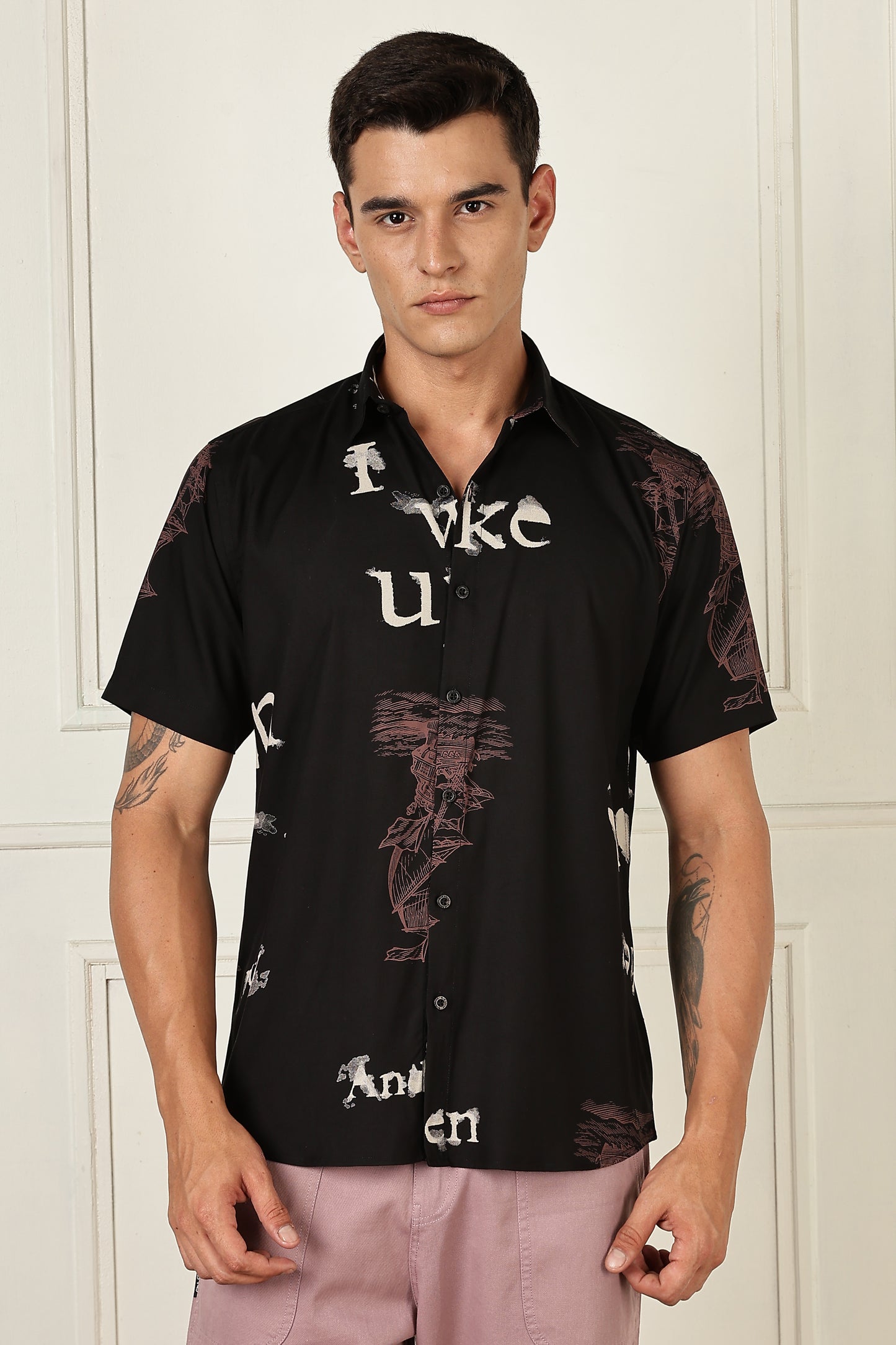 Men’s Distressed Typography Print Short-Sleeve Shirt – Black/Rose