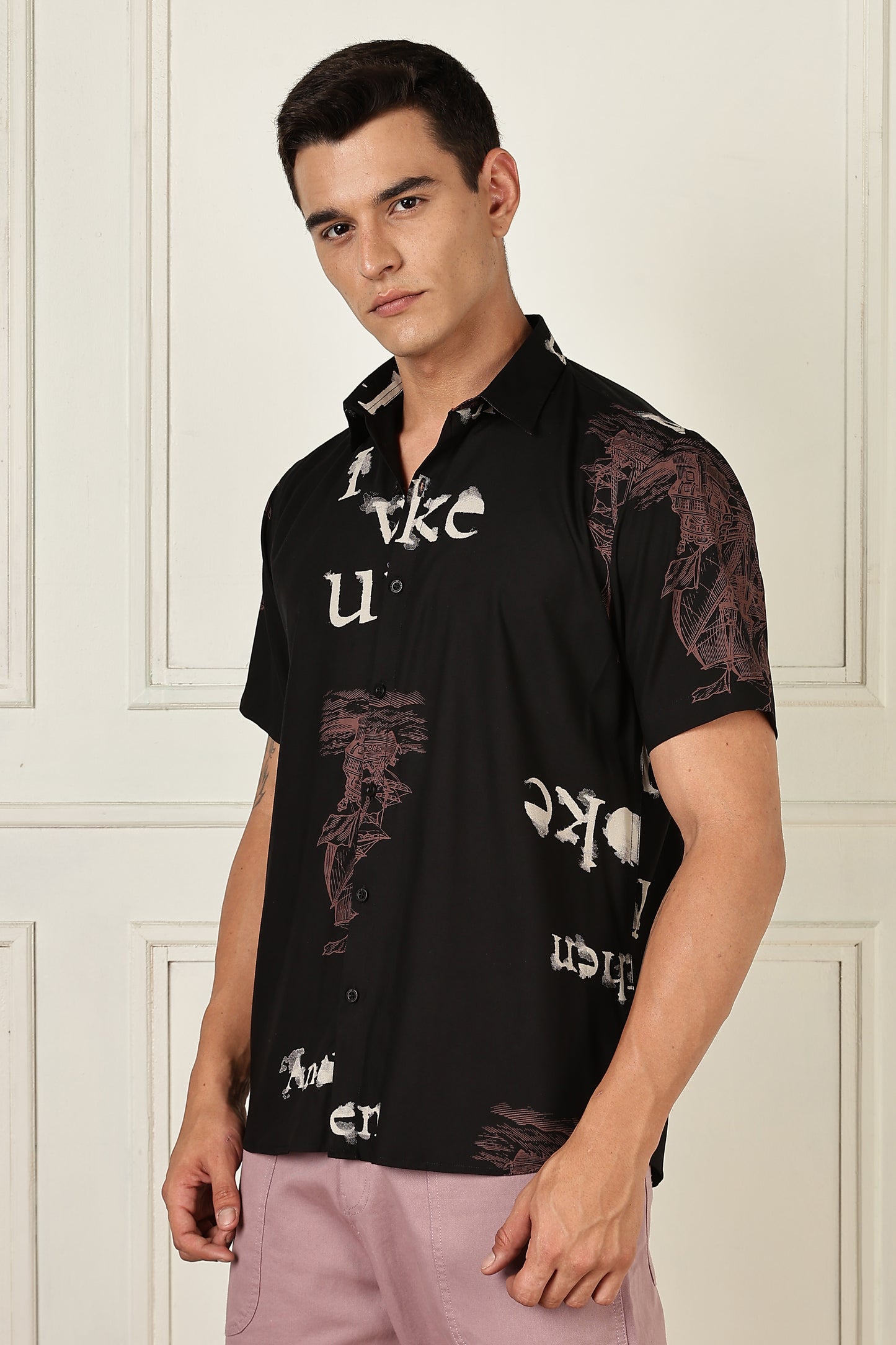 Men’s Distressed Typography Print Short-Sleeve Shirt – Black/Rose