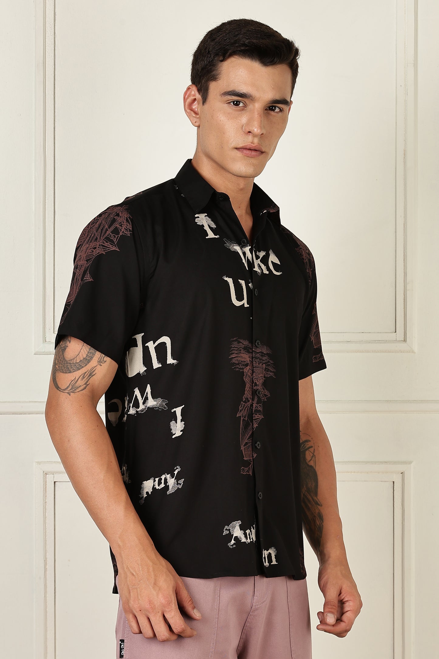 Men’s Distressed Typography Print Short-Sleeve Shirt – Black/Rose